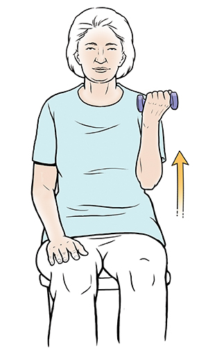 Una mujer sentada hace flexiones de bíceps con mancuernas.